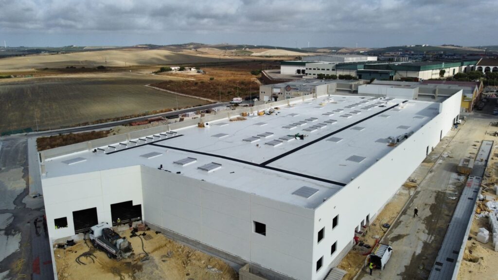 EJECUCIÓN DE UN EDIFICO COMERCIAL CON APARCAMIENTO EN POLÍGONO INDUSTRIAL