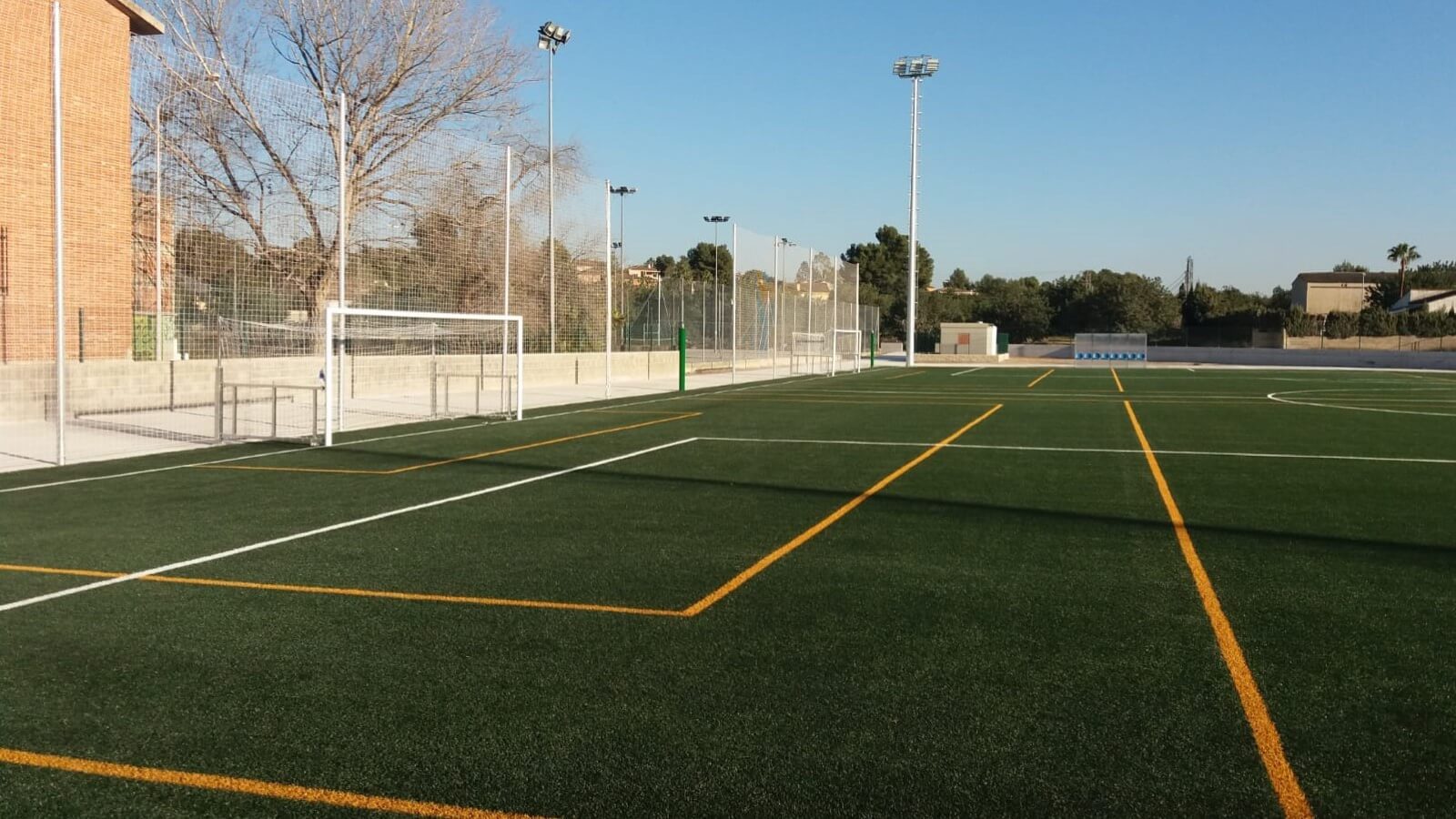 CAMPOS DE FÚTBOL DE CÉSPED ARTIFICIAL Y EQUIPAMIENTOS