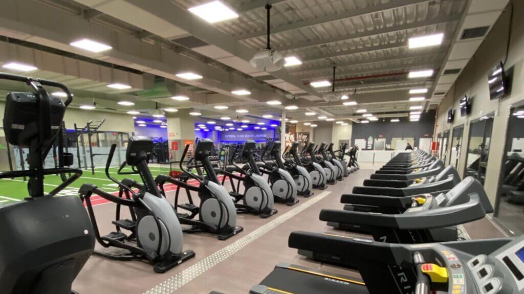 EDIFICIO COMERCIAL Y HABILITACIÓN INTERIOR DE CENTRO DEPORTIVO