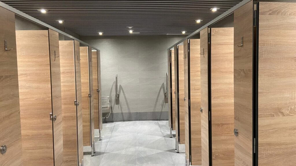 EDIFICIO COMERCIAL Y HABILITACIÓN INTERIOR DE CENTRO DEPORTIVO